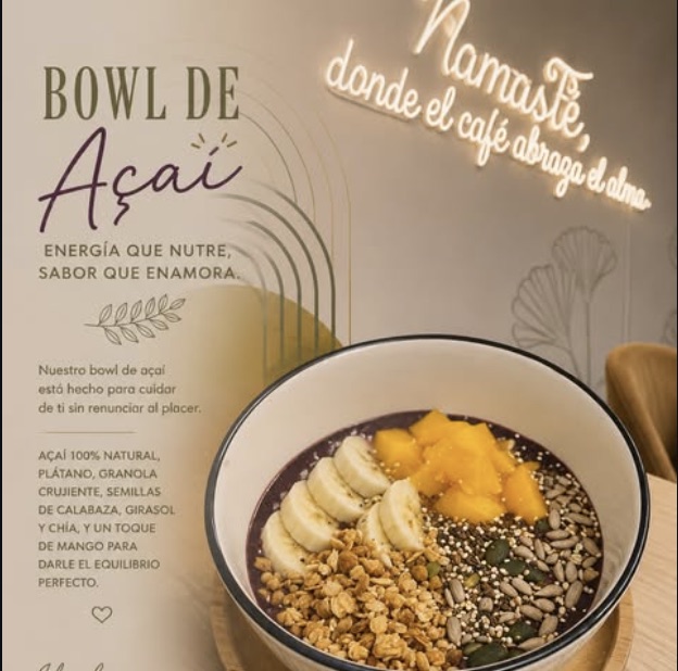 Bowl de açaí con plátano, granola y mango de NamasTé Café